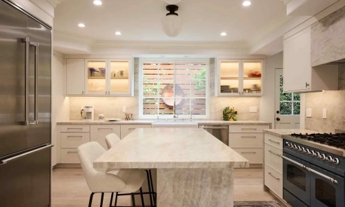 Modern kitchen Interior design with marble island In Los Angeles | karamia Designs