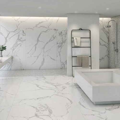 Luxury master bathroom featuring Naturale Statuario porcelain slabs